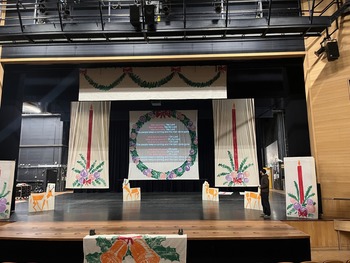 251204 Loes Luca Decor350